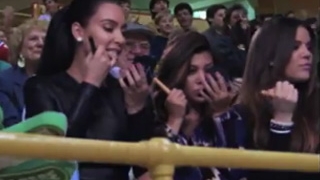 VIDEO Inca o dovada ca surorile Kardashian sunt pitipoance adevarate! Vezi ce faceau in timpul unui meci de baschet!
