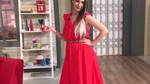 După ce a născut, ADELA POPESCU s-a afişat cu acest decolteu la TV. Fanii nu s-au putut abţine: ,,Eşti…‘’ 