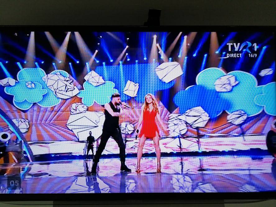 Alex Florea şi Ilinca, interpretând "Yodel It" în a doua semifinală Eurovision