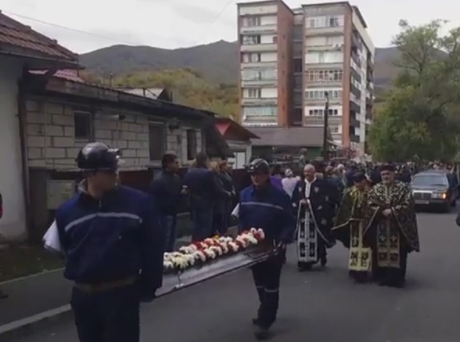 VIDEO / Condus pe ultimul drum cu lacrimi amare! Gestul emoţionant făcut de ortaci pentru minerul înmormântat chiar de ziua lui
