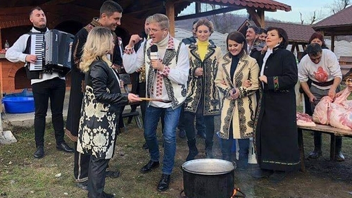 Divele folclorului românesc, dezmăț total la tăierea porcului. S-a cântat și s-a dansat!