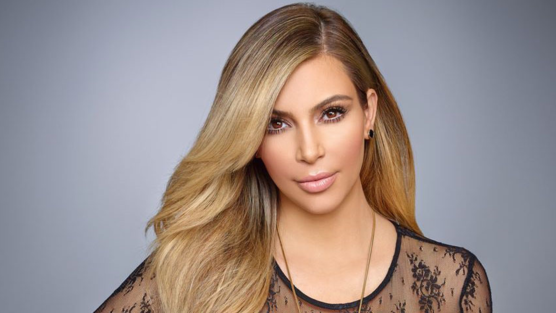 Kim Kardashian, TOPLESS in bratele lui Kanye West, pe motocicleta! Cat a slabit bruneta dupa nastere