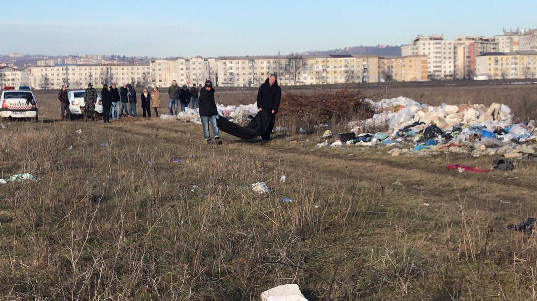 Femeie moartă, descoperită pe jumătate dezbrăcată pe un câmp din Iași