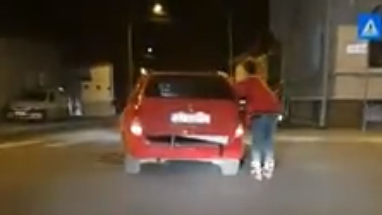 VIDEO. Scene incredibile pe o stradă din Craiova. Un tânăr pe role se ține de o mașină care circulă cu viteză