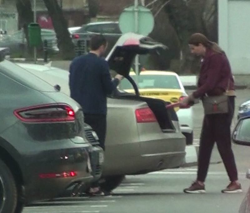 Maria aşează ceva în portbagajul maşinii