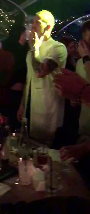 Denis Alibec fumează cu poftă în club