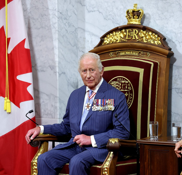 Regele Charles al III-lea pe tron în Camera Senatului pentru deschiderea de stat a Parlamentului în timpul unei vizite oficiale în Canada pe 27 mai 2025 în Ottawa, Ontario. Foto: Profimedia