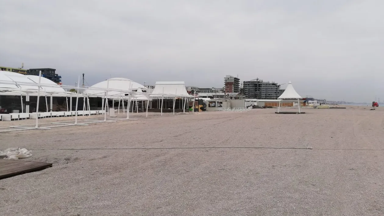 Cât de mult s-a lărgit plaja de la Mamaia! Imaginile spun totul: abia se vede marea