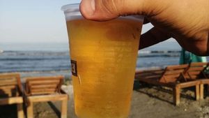 Mai scump ca în Mamaia! Cât costă o bere la draft pe plaja 3 Papuci din Constanța. O simplă cafea e 21 de lei!