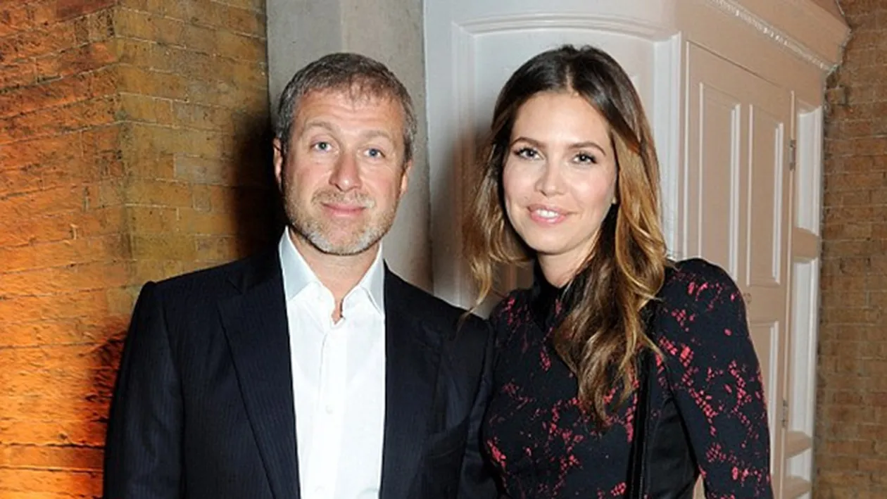 Iubita unui miliardar socheaza o lume intreaga! A folosit o negresa drept scaun uman! Fotografia care a provocat un scandal imens