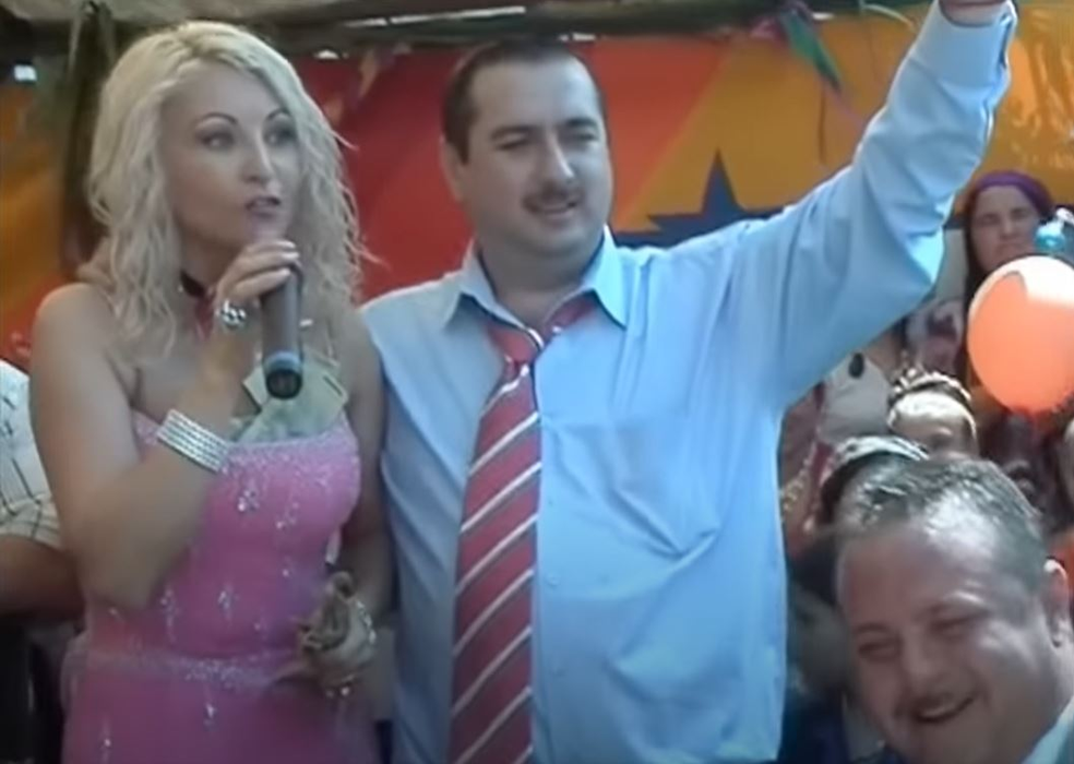Stana Izbașa și Adi Minune, filmare rară când au fost “îngropați” cu bani la o cântare | VIDEO