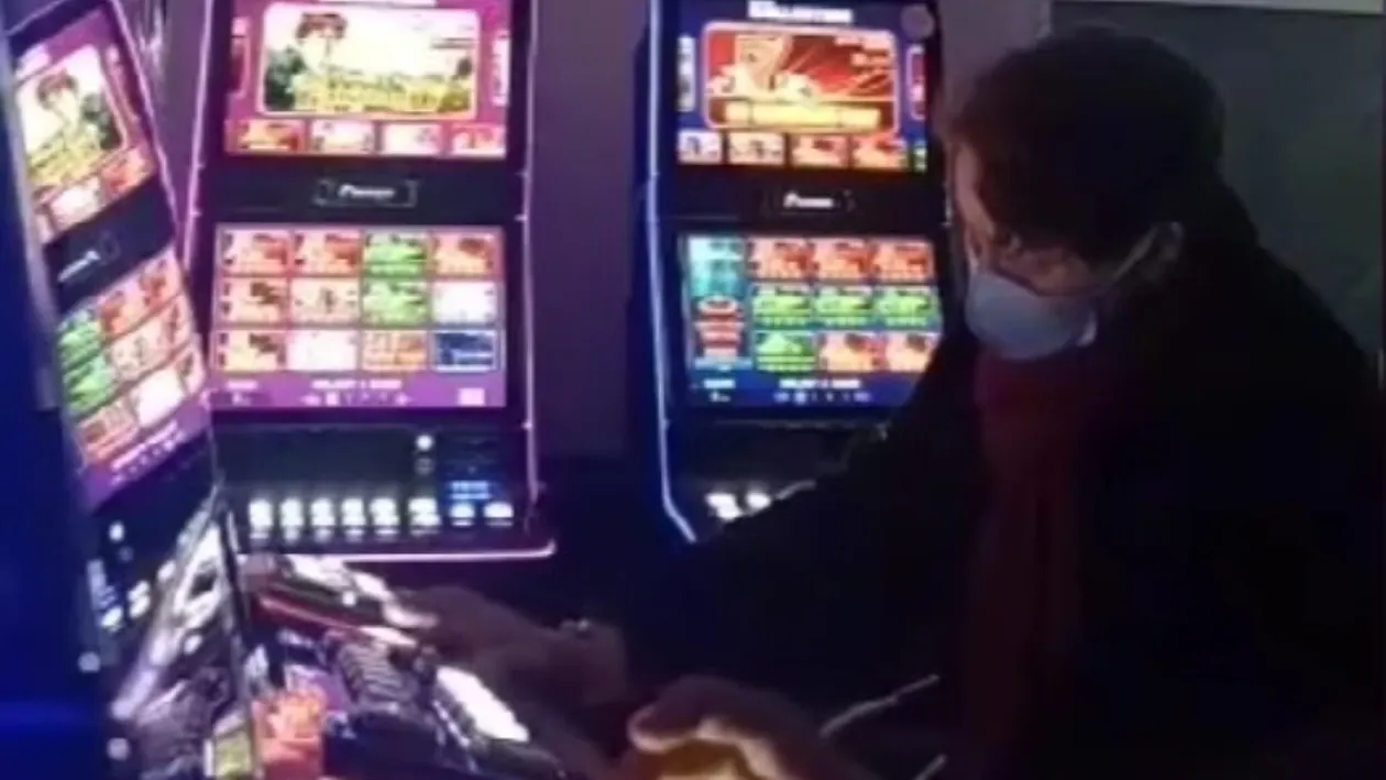 Profesoară de biologie din Bârlad, filmată la ”păcănele”. Clipul s-a viralizat rapid