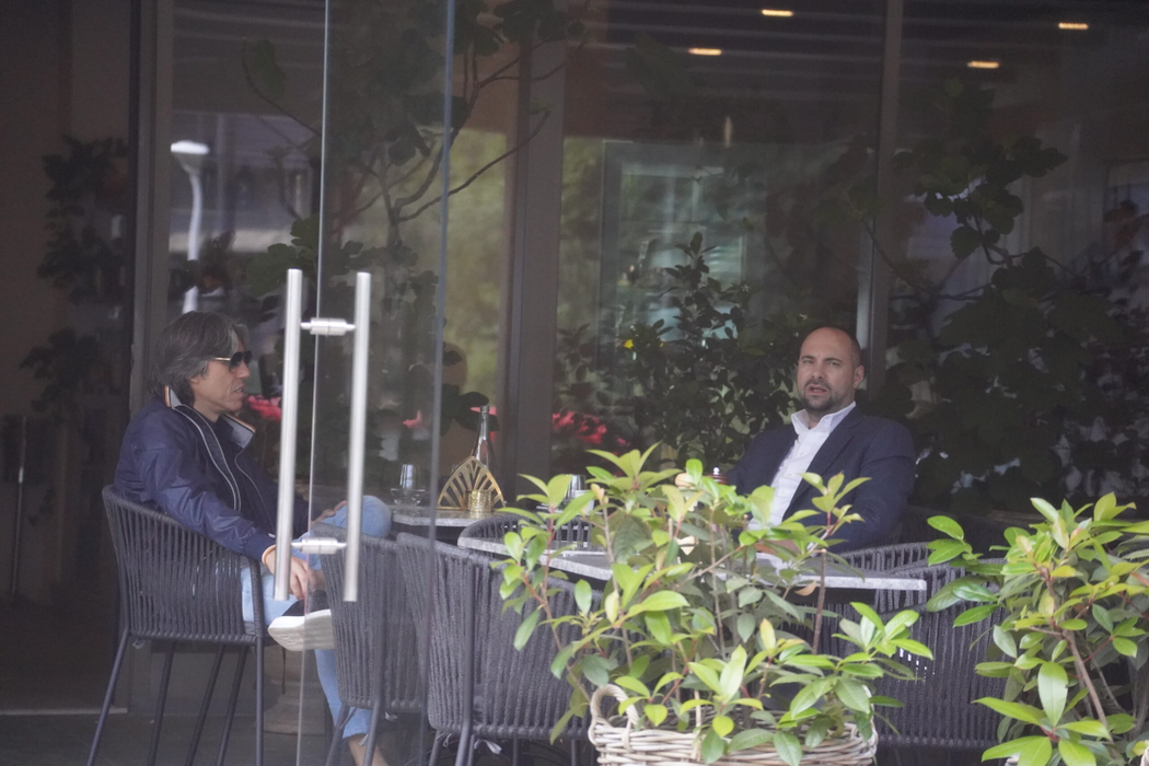 Silviu Mănăstire (dreapta), alături de un amic, la Fico