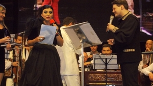 Adriana Bahmuteanu a spus stop suferintei. S-a machiat cu strasuri si a urcat pe scena cu Fuego. Vezi imagini exclusive