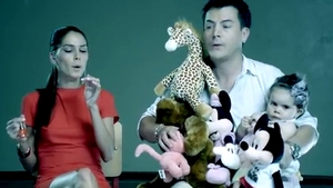 VIDEOCLIP de SENZATIE! Mihaela Radulescu si Dani au mancat ceapa la intalnirea "Casatoritilor anonimi", Olivia Steer si Andra s-au indragostit de Bartos, Andi si Maruta au "luat foc"!