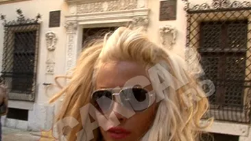 La soare te poti uita, la Loredana Chivu, ba! Si-a asortat codita de vulpe de la geanta cu cizmele si ochelarii de soare cu telefonul!