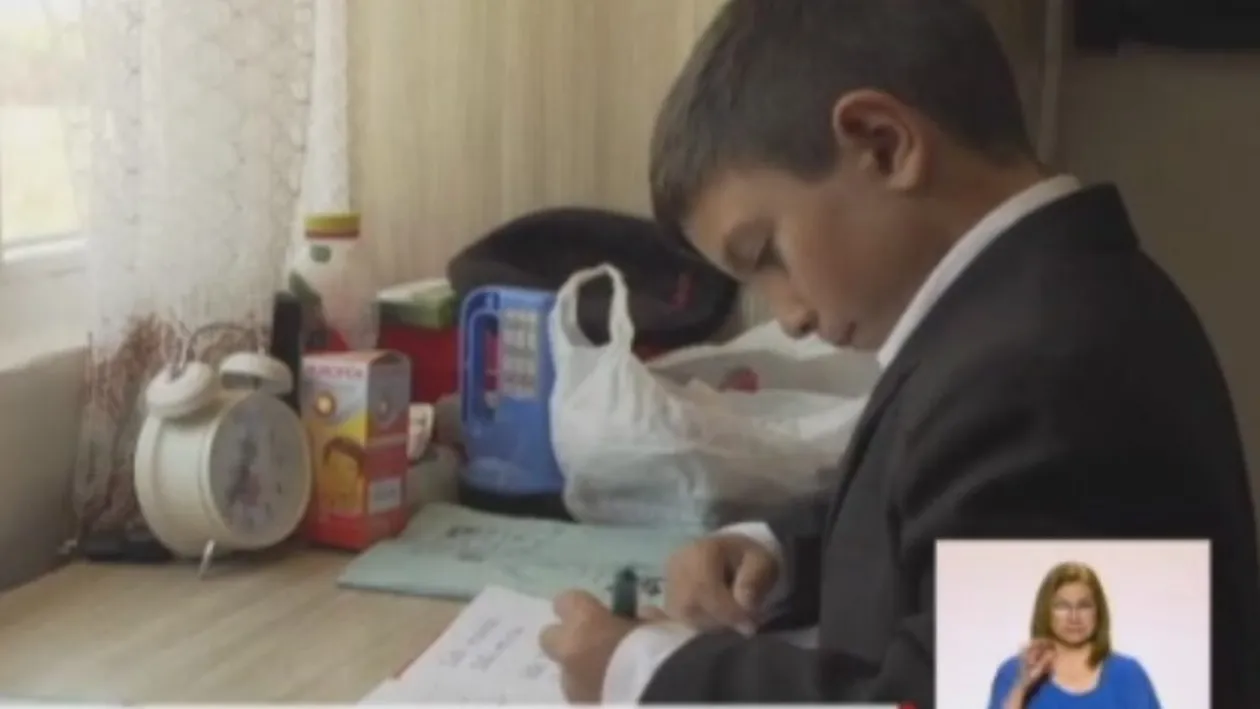 Caz incredibil în Prahova! Doi frați, orfani de tată și părăsiți de mamă, locuiesc într-o casă sărăcăcioasă, fără energie electrică