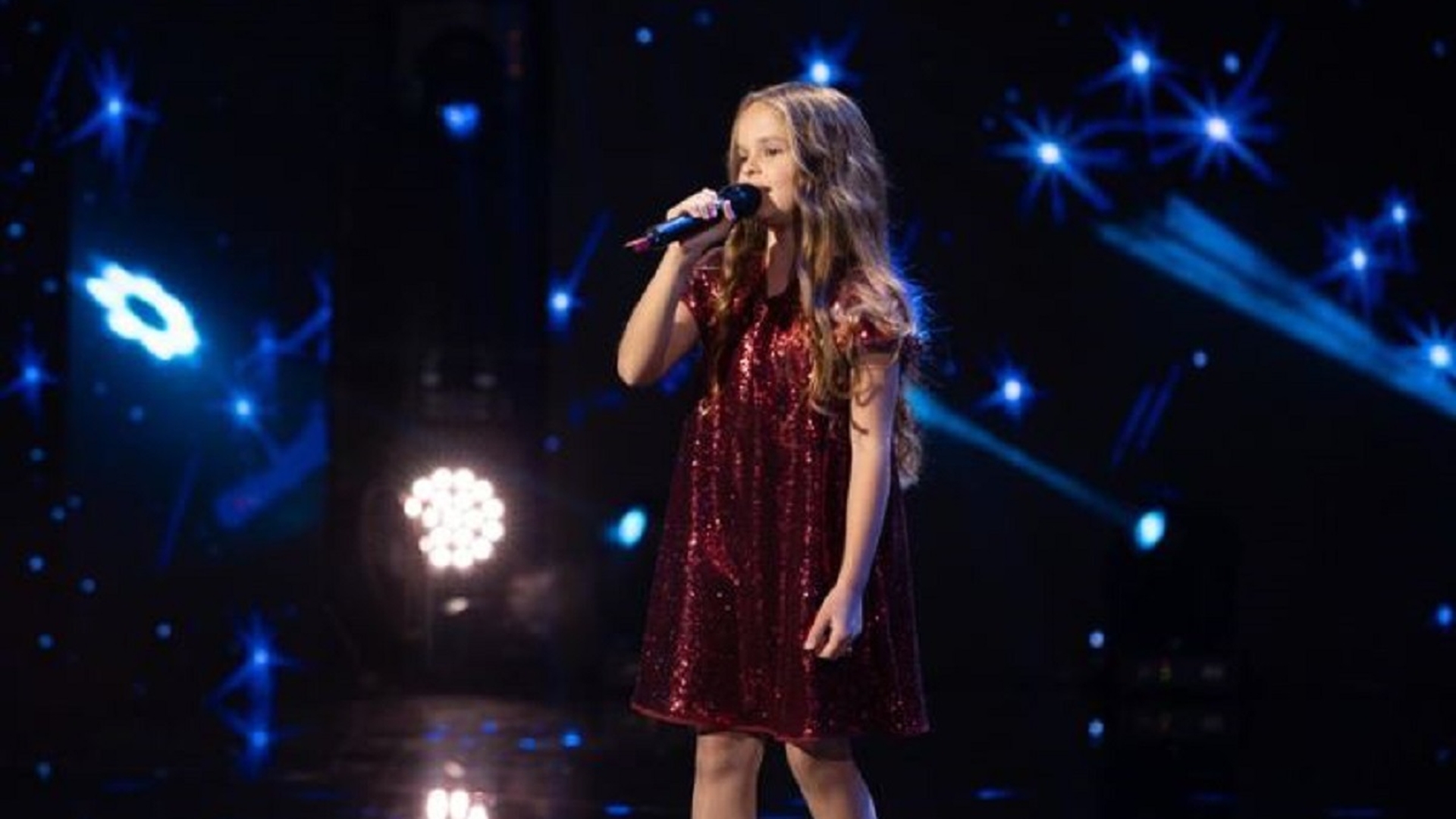 Jurații Românii au talent, puși la zid după ce Rebeca Rizea nu a primit Golden Buzz. Fetița de 8 ani, cu timbrul Mădălinei Manole, a ridicat publicul în picioare