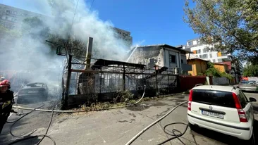 Terasa unui restaurant din București a fost mistuită de flăcări. Pompierii au intervenit cu numeroase autospeciale