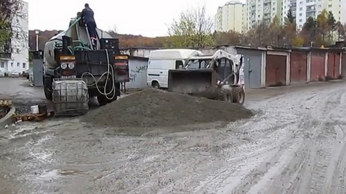Te spargi de ras! Un Dorel de Cluj se da in stamba in fata colegilor si face “piruete”cu un excavator!