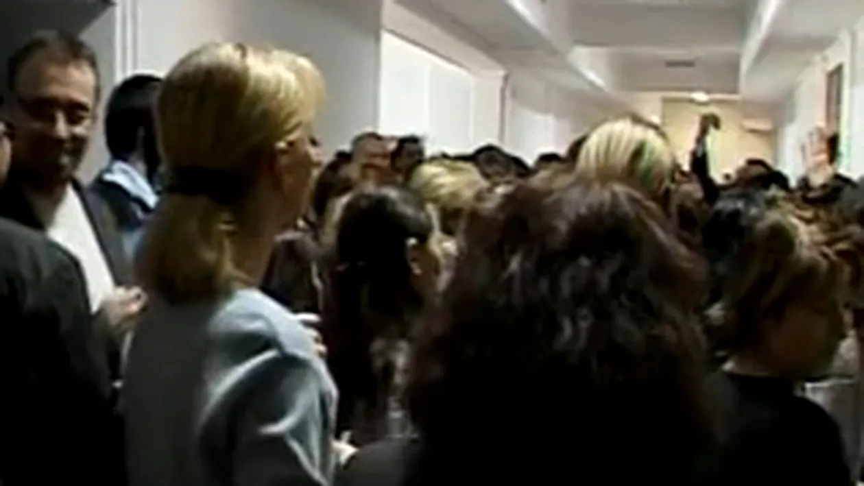 Protest spontan in toata tara! Sute de functionari publici protesteaza