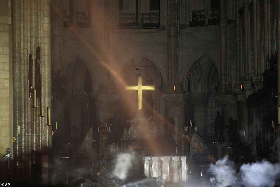 Primele imagini din interiorul Catedralei Notre Dame, dupa incendiu. Ce a mai rămas din simbolul Parisului