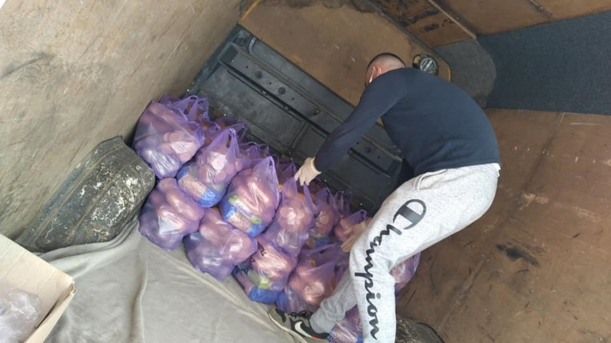 Două bunicuțe de 83 și 86 de ani au contribuit cu ce au putut la pachetele pentru săteni
