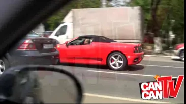 Un Ferrari tractat la cablu de un harb de masina prin capitala