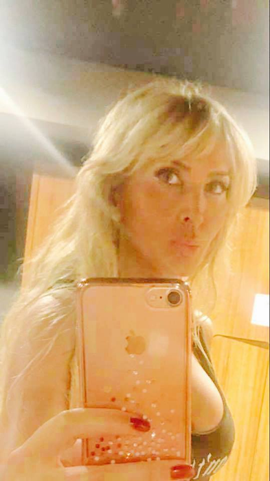 Maya, sexy-patroneasa MedLife, este noua "Regină a selfiurilor" din lumea bună