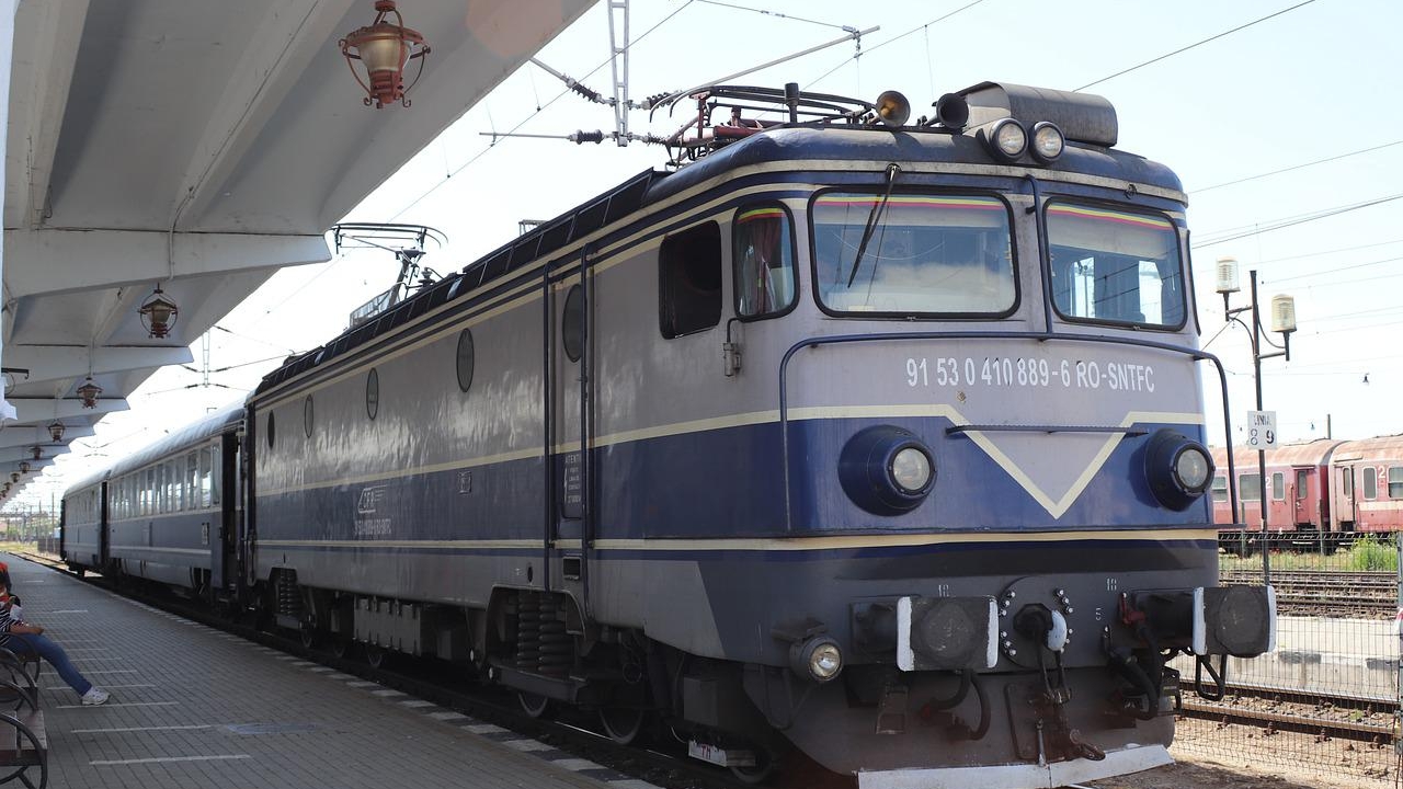 Anunțul făcut de reprezentanții CFR. Cum va fi afectat mersul trenurilor în județele afectate de codul roșu de vijelii, ploi torențiale și caniculă