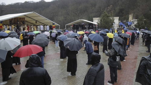 Ploaie de amenzi la slujba de la peştera Sfântului Apostol Andrei! În ciuda restricțiilor, la eveniment au fost prezente aproximativ 400 de persoane
