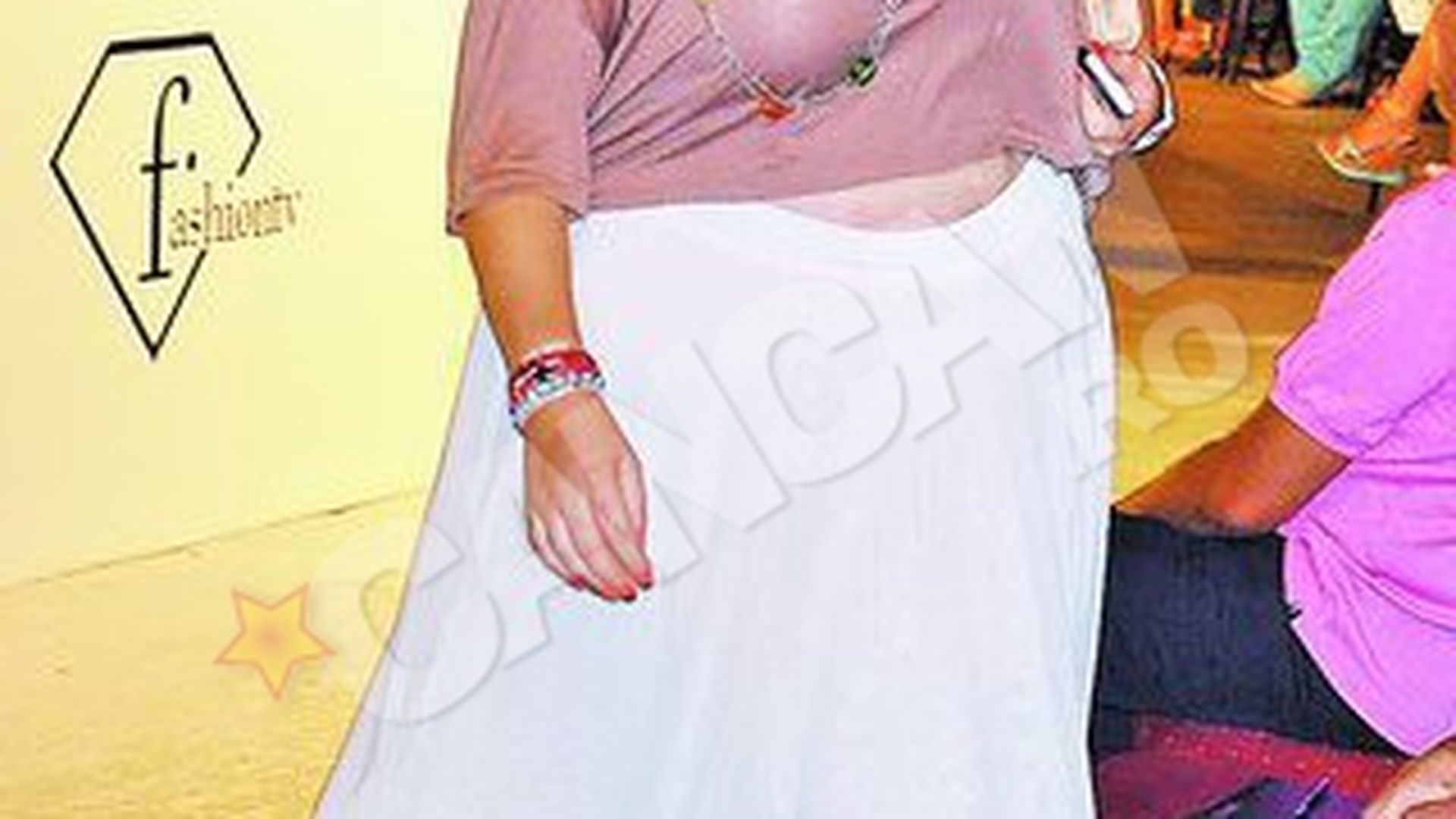 Oana Roman, bluza cu vedere la burta