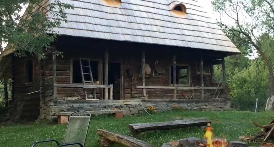 Cum arată casa Laurei Cosoi din Maramureș. Aici și-a botezat fetițele