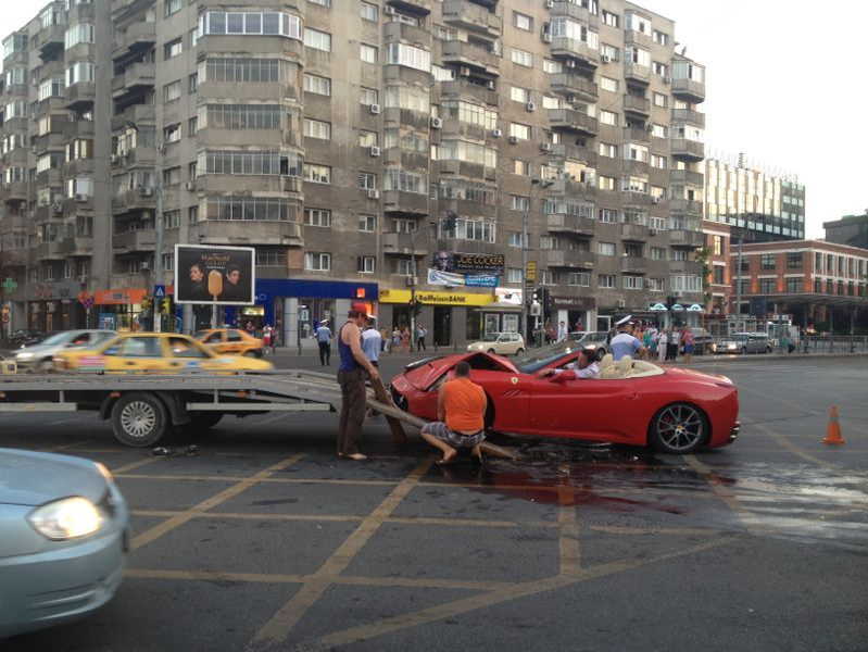 Momentul în care Adrian Minune și-a distrus bolidul într-un accident rutier în București