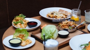O femeie infectată cu COVID-19 s-a ales cu dosar penal pentru că a intrat într-un restaurant