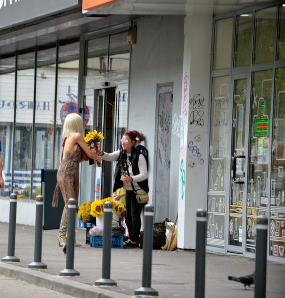 Margherita, din nou în centul atenției! Cum a ieșit la plimbare cu maimuța de companie, la care ține enorm. FOTO
