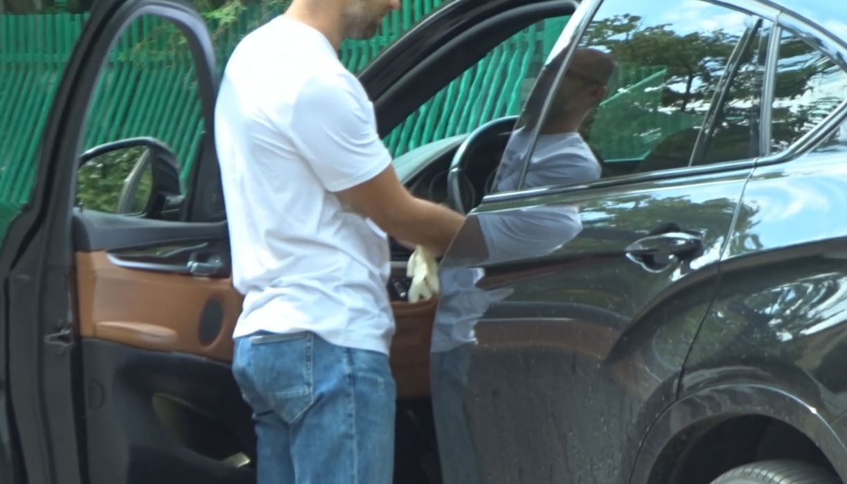 Dorian Popa s-a trezit cu mașina vandalizată, motiv pentru care a ajuns la Poliție