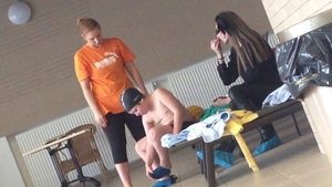 Nici la piscina nu isi da jos hainele de doliu! Romanita si-a dus fiul la inot ca sa-i aline dorul de tatal lui!