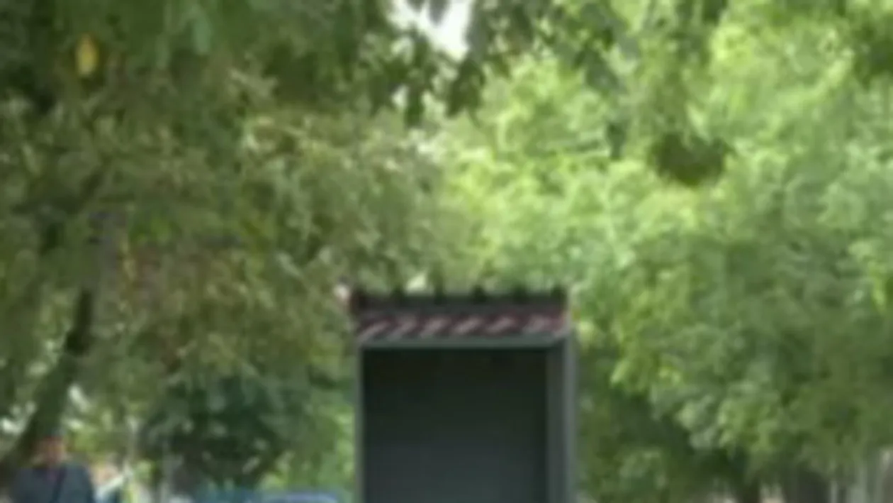 La noi ca la nimeni! Toaleta in mijlocul unei strazi din Galati, instalata de muncitorii care repara drumul