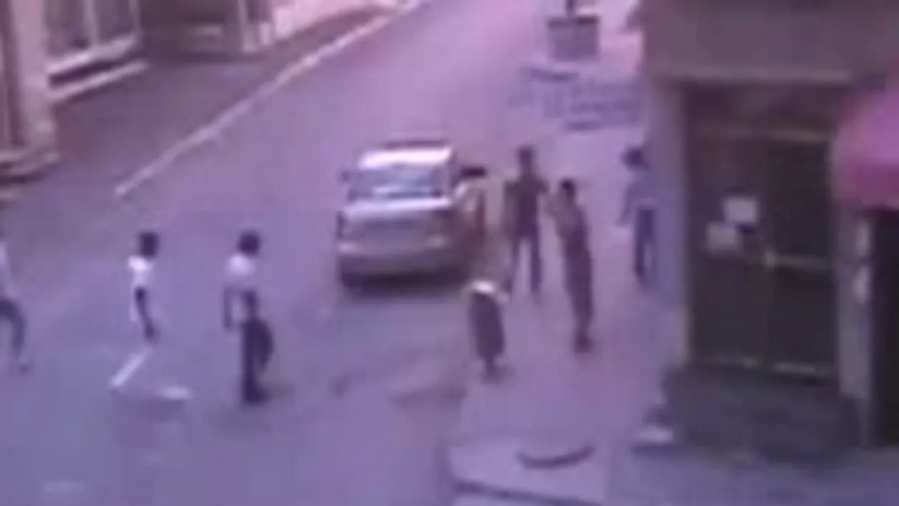 VIDEO Un tanar de 18 ani s-a urcat beat la volan, a accidentat o adolescenta si a fugit de la locul faptei