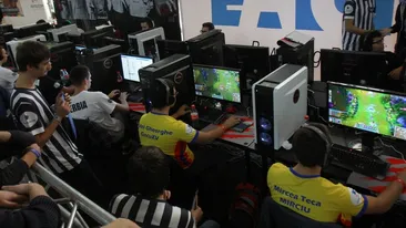 Te-ai astepta arate ca tocilare, dar nimic nu este mai gresit! Cum arata de fapt cele mai bune gamer-iţe din lume!