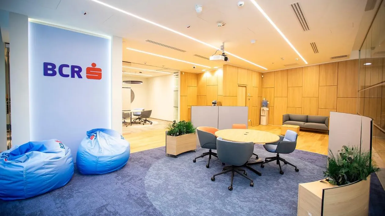 Ce se întâmplă cu cardurile de la BCR. Clienții din România vor putea face transferuri în cel mai ușor mod cu putință