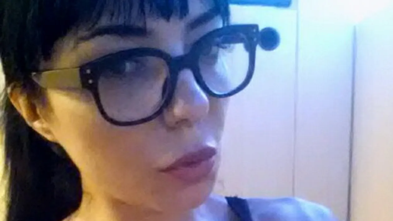 Atingeri lascive si limbi pofticioase. In lipsa lui Cristea, fosta iubita se descurca cu fetele mai ceva decat cu barbatii