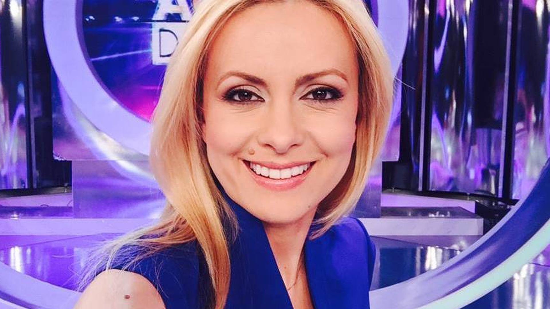 La TV o vezi machiată, dar iată cum arată SIMONA GHERGHE în realitate. Diferenţa e mai vizibilă ca niciodată