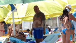 Turiştii şi-au dat coate când au văzut ce are la gât. Şi-a scos ”tezaurul” la plajă!