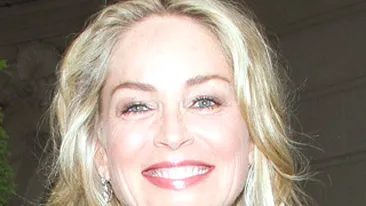 Sharon Stone isi sfideaza varsta! Cu sanii la vedere in Paris, la 54 de ani