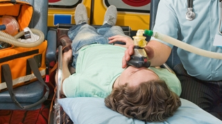 Trei persoane au ajuns la spital dupa ce soferul microbuzului in care se aflau a adormit la volan!