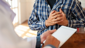 Badantă româncă, condamnată la 3 ani de închisoare după ce a încercat să-i fure averea milionarului de care avea grijă