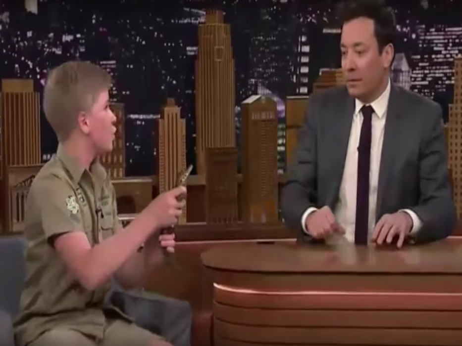 Îl mai ţineţi minte pe STEVE IRWIN, „Vânătorul de crocodili”? Cum arată fiul lui Robert, care are acum 13 ani. Asemănarea cu tatăl său este uluitoare!