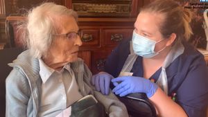 O femeie de 106 ani a reușit să învingă virusul COVID-19. Bătrâna a fost externată: „Mă simt foarte norocoasă”